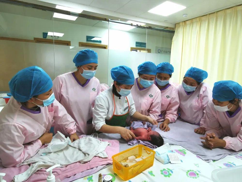 都兰县妇婴监护型护送
